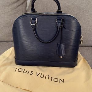 LV Alma PM/100% authentic. Almost new condition. Only worn a few times.